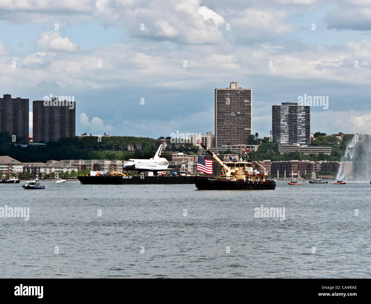 barge carrying space shuttle Enterprise turns downstream to give the press a photo op before heading in toward Intrepid berth Stock Photo