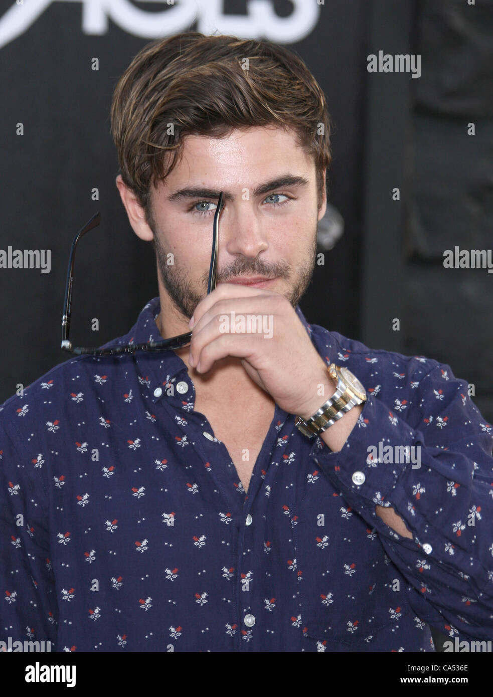ZAC EFRON ROCK OF AGES. WORLD PREMIERE HOLLYWOOD LOS ANGELES CALIFORNIA USA  08 June 2012 Stock Photo - Alamy, image size:983x1390