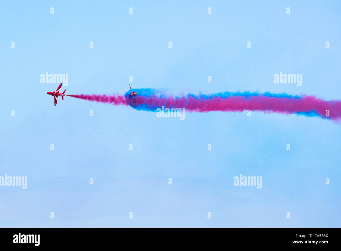 Uk flight paths hi-res stock photography and images - Alamy