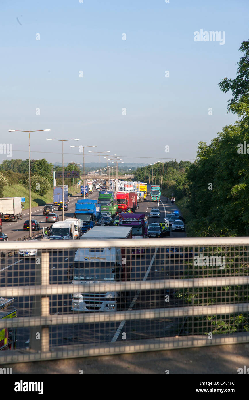 14 June 2012. M1 motorway, Northamptonshire, UK. Traffic tails back on the M1 motorway after a lorry was involved in a crash on the southbound carriageway just before Junction 15A. The driver is understood to be in a critical condition. Stock Photo