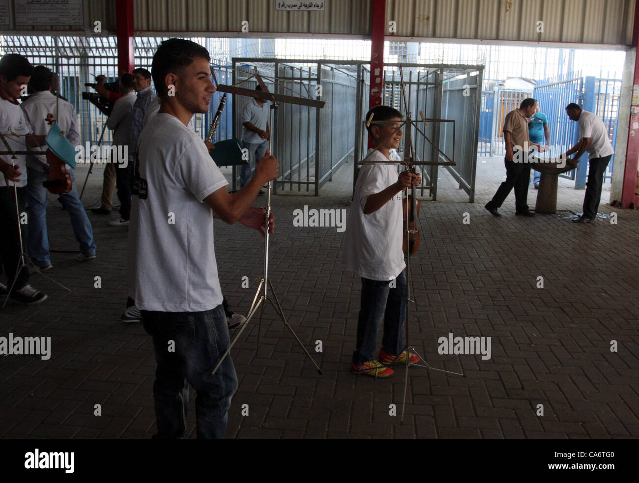 Ramallah, West Bank, Palestinian Territory - Palestinian, Israeli and foreign musicians band during their presentation at the Israeli military Qalandia checkpoint between Jerusalem city and Ramallah in West Bank on 18 June 2012  (Credit Image: © Issam Rimawi/APA Images/ZUMAPRESS.com) Stock Photo