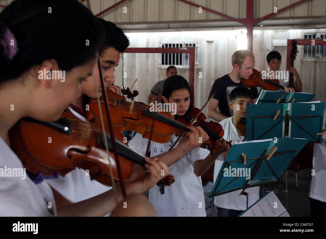 Ramallah, West Bank, Palestinian Territory - Palestinian, Israeli and foreign musicians band during their presentation at the Israeli military Qalandia checkpoint between Jerusalem city and Ramallah in West Bank on 18 June 2012  (Credit Image: © Issam Rimawi/APA Images/ZUMAPRESS.com) Stock Photo