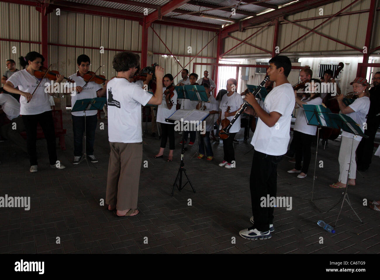 Ramallah, West Bank, Palestinian Territory - Palestinian, Israeli and foreign musicians band during their presentation at the Israeli military Qalandia checkpoint between Jerusalem city and Ramallah in West Bank on 18 June 2012  (Credit Image: © Issam Rimawi/APA Images/ZUMAPRESS.com) Stock Photo