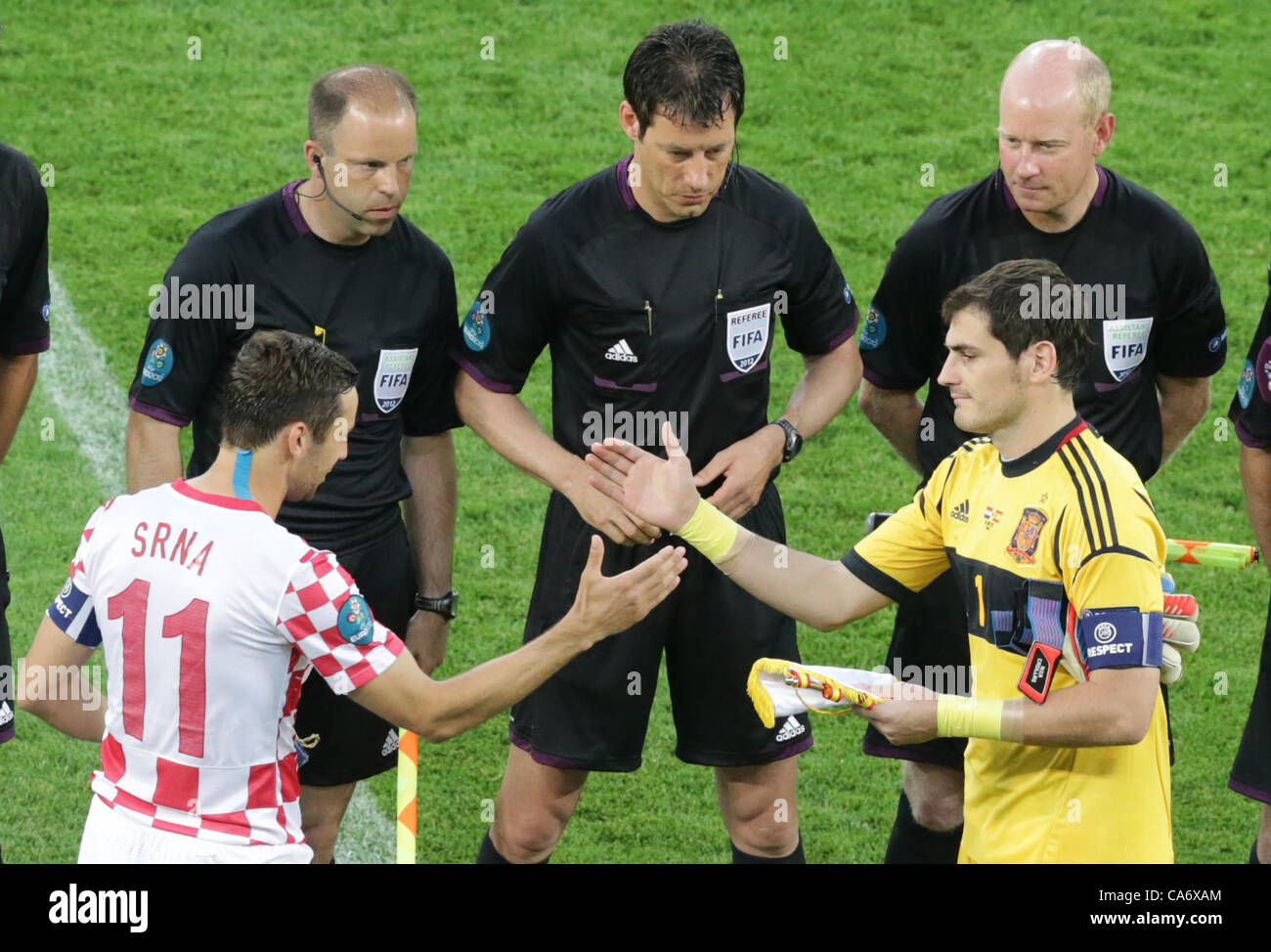 18.06.2012. Gdansk, Poland.  Croatia's Darijo Srna (L) and Spain's goalkeeper Iker Casillas (R) and Srna (Cro) shake hands in front German referee Wolfang Stark and his assistants  prior to the UEFA EURO 2012 group C soccer match Spain vs Italy at Arena Gdansk in Gdansk, Poland, 18 June 2012. Stock Photo