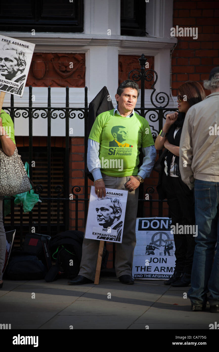London, UK. 20th June, 2012. Protestors with placards outside of the Ecuadorian Embassy whilst the Wikileaks founder Julian Assange seeks asylum inside the Embassy. Stock Photo