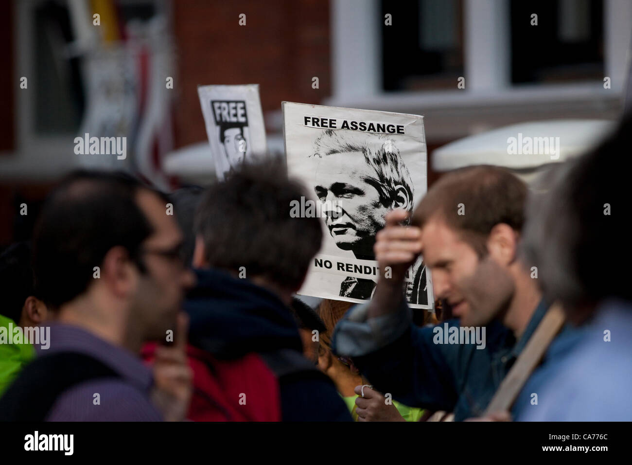 Protester holding up placard 'Free Assange, No Rendition' supporting Julian Assange outside The Ecuadorian Embassy in London, UK. 20th June 2012. Stock Photo