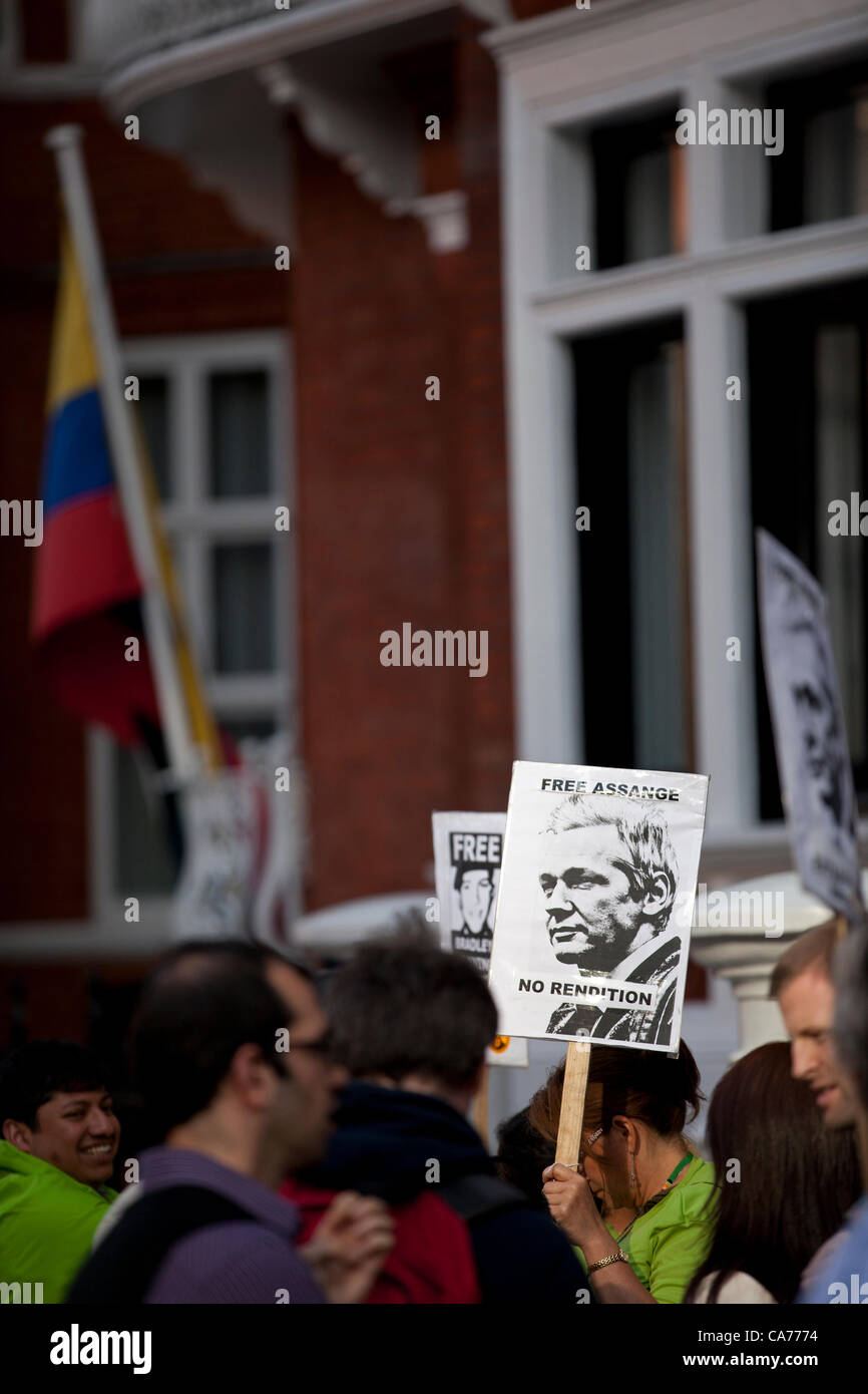 Protester holding up placard 'Free Assange, No Rendition' supporting Julian Assange outside The Ecuadorian Embassy in London, UK. 20th June 2012. Stock Photo