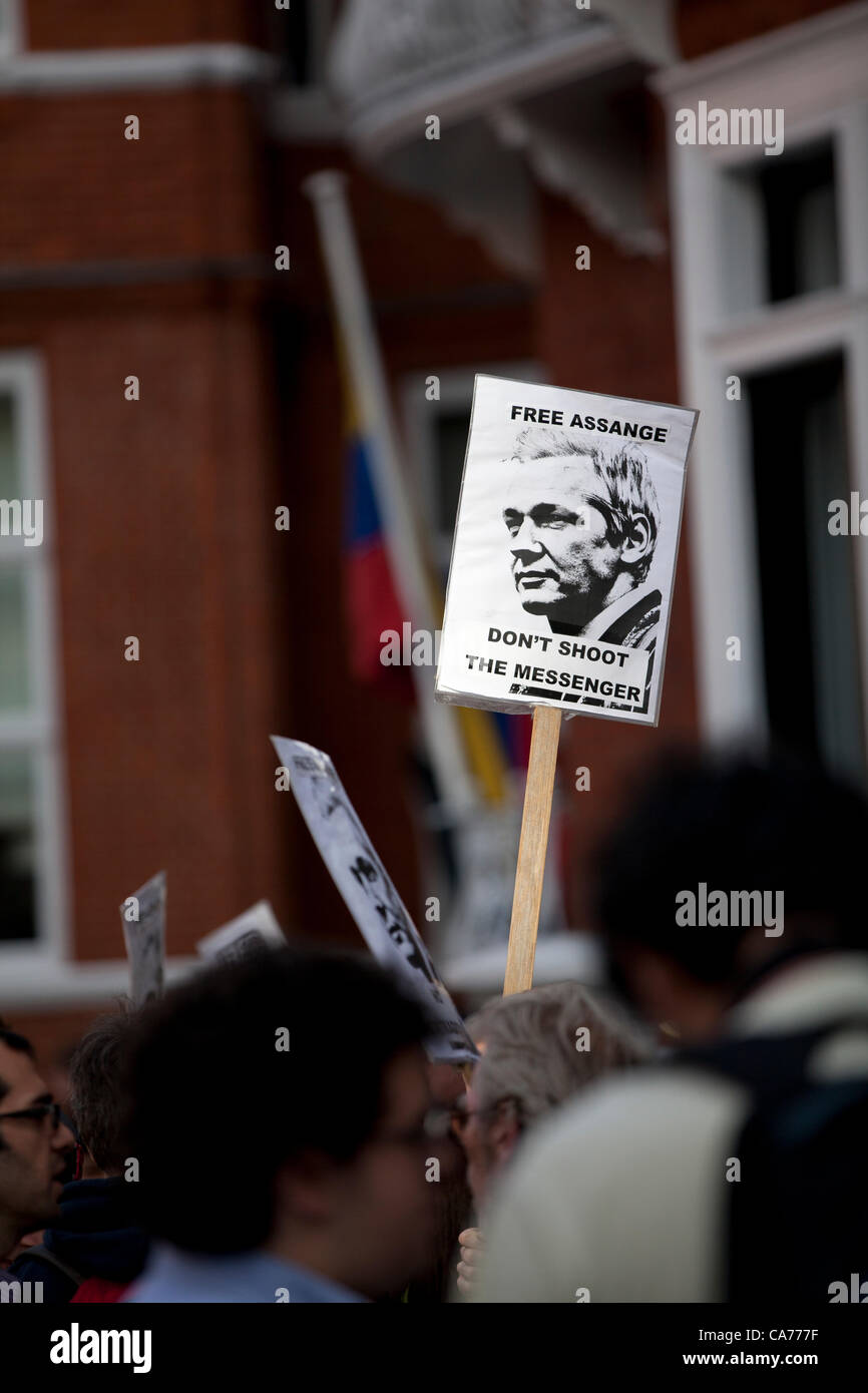 Protester holding up placard 'Free Assange, Don't shoot the messenger' supporting Julian Assange outside The Ecuadorian Embassy in London, UK. 20th June 2012. Stock Photo