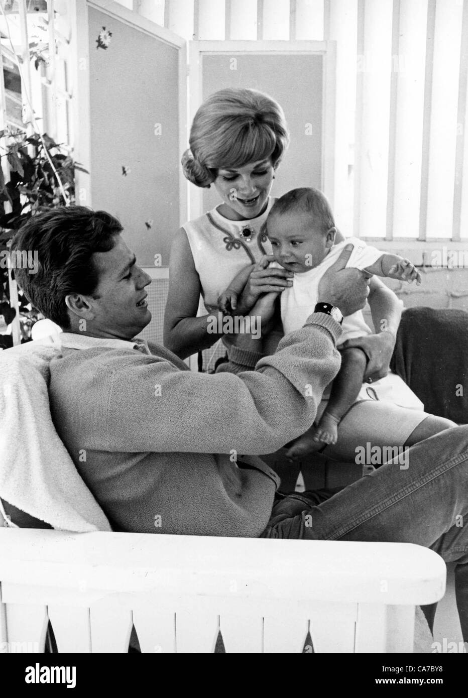 RYAN O'NEAL WITH JOANNA MOORE AND THEIR CHILD 1961.(Credit Image: Â© Globe Photos, Inc/Globe Photos/ZUMAPRESS.com) Stock Photo