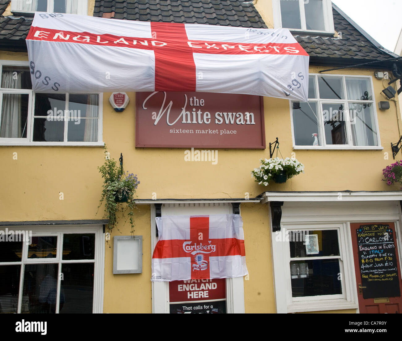 Bungay, Suffolk, UK. Saturday 23rd June 2012. 'England Expects' message on a huge St. George's flag is hung on The White Swan Stock Photo