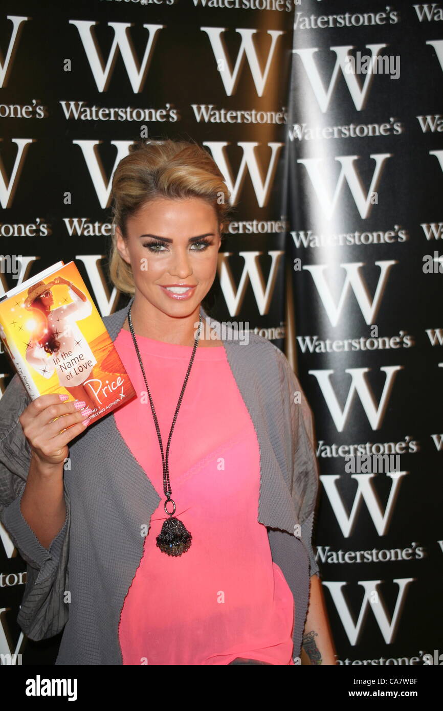 Katie price book signing hi-res stock photography and images - Alamy