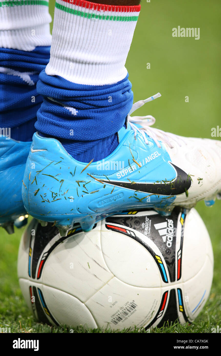 MARIO BALOTELLI BOOTS ENGLAND V ITALY EURO 2012 OLYMPIC STADIUM KIEV  UKRAINE 24 June 2012 Stock Photo - Alamy