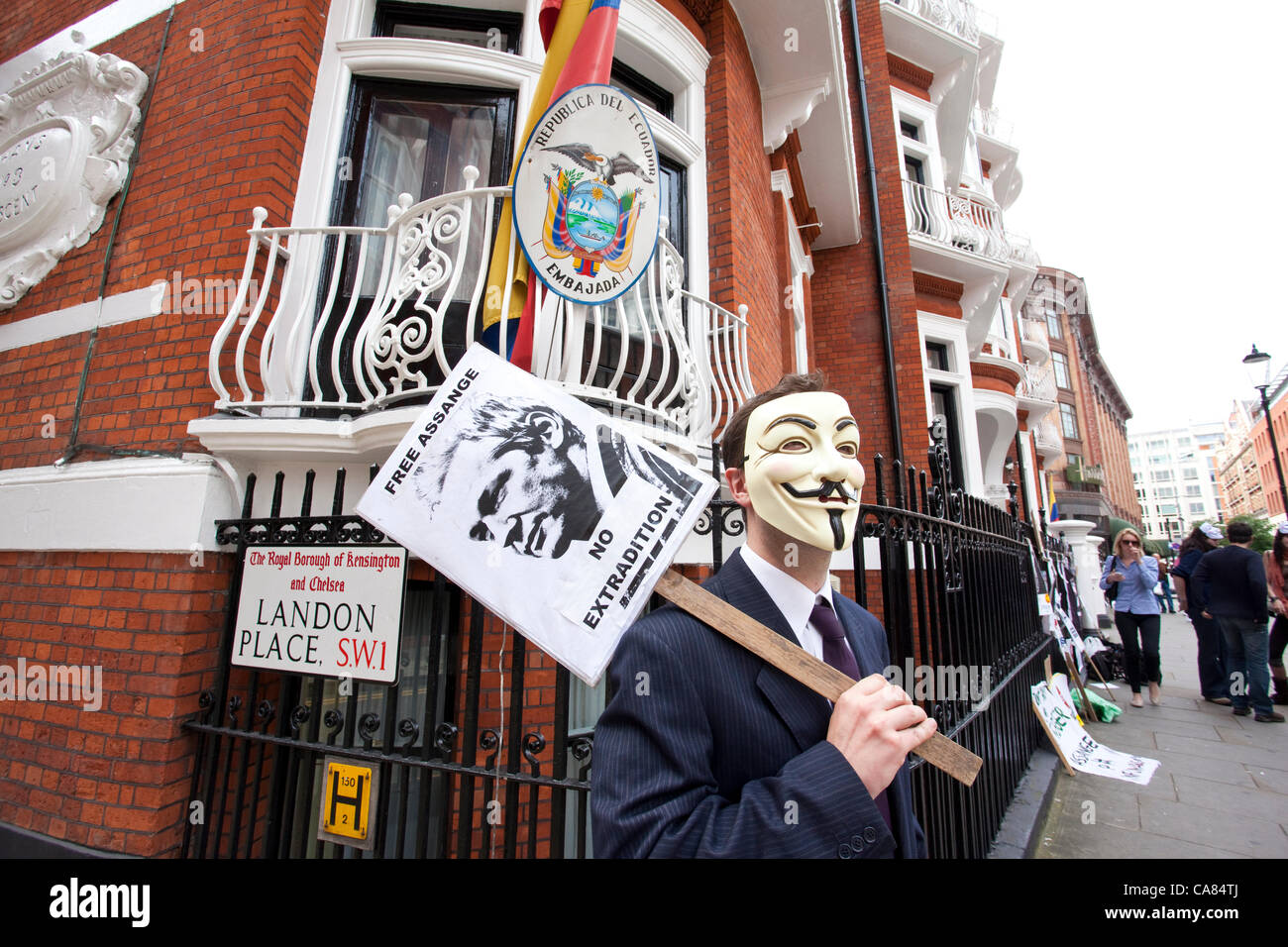London, UK. 25 June, 2012. Julian Assange. Ecuador Embassy, Hans Cresent, London, UK Protesters outside the Ecuador Embassy in London, as the asylum bid by Wikileaks founder Julian Assange continues and the Ecuadorean ambassador in London flies into Ecuador for talks with President Correa. Stock Photo