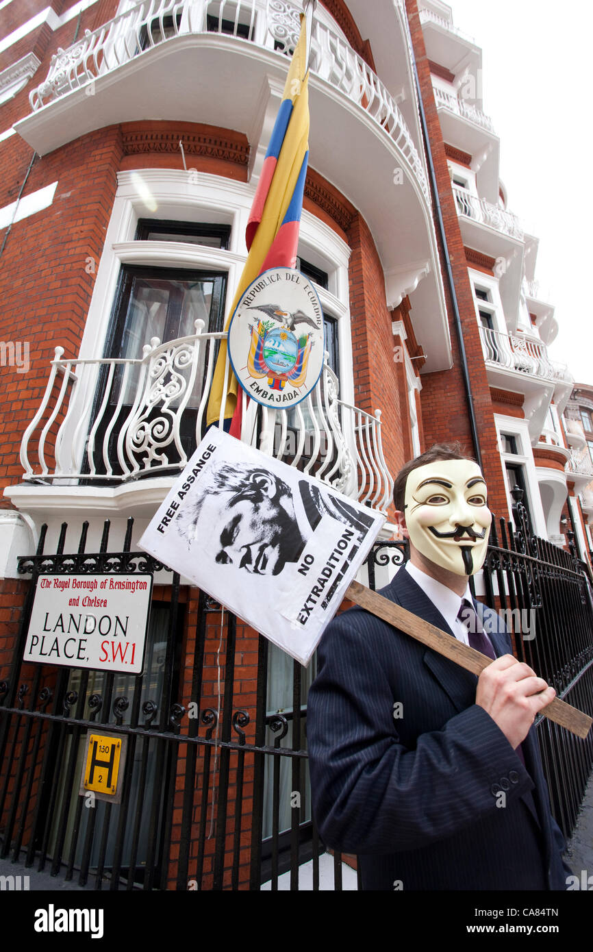 London, UK. 25 June, 2012. Julian Assange. Ecuador Embassy, Hans Cresent, London, UK Protesters outside the Ecuador Embassy in London, as the asylum bid by Wikileaks founder Julian Assange continues and the Ecuadorean ambassador in London flies into Ecuador for talks with President Correa. Stock Photo