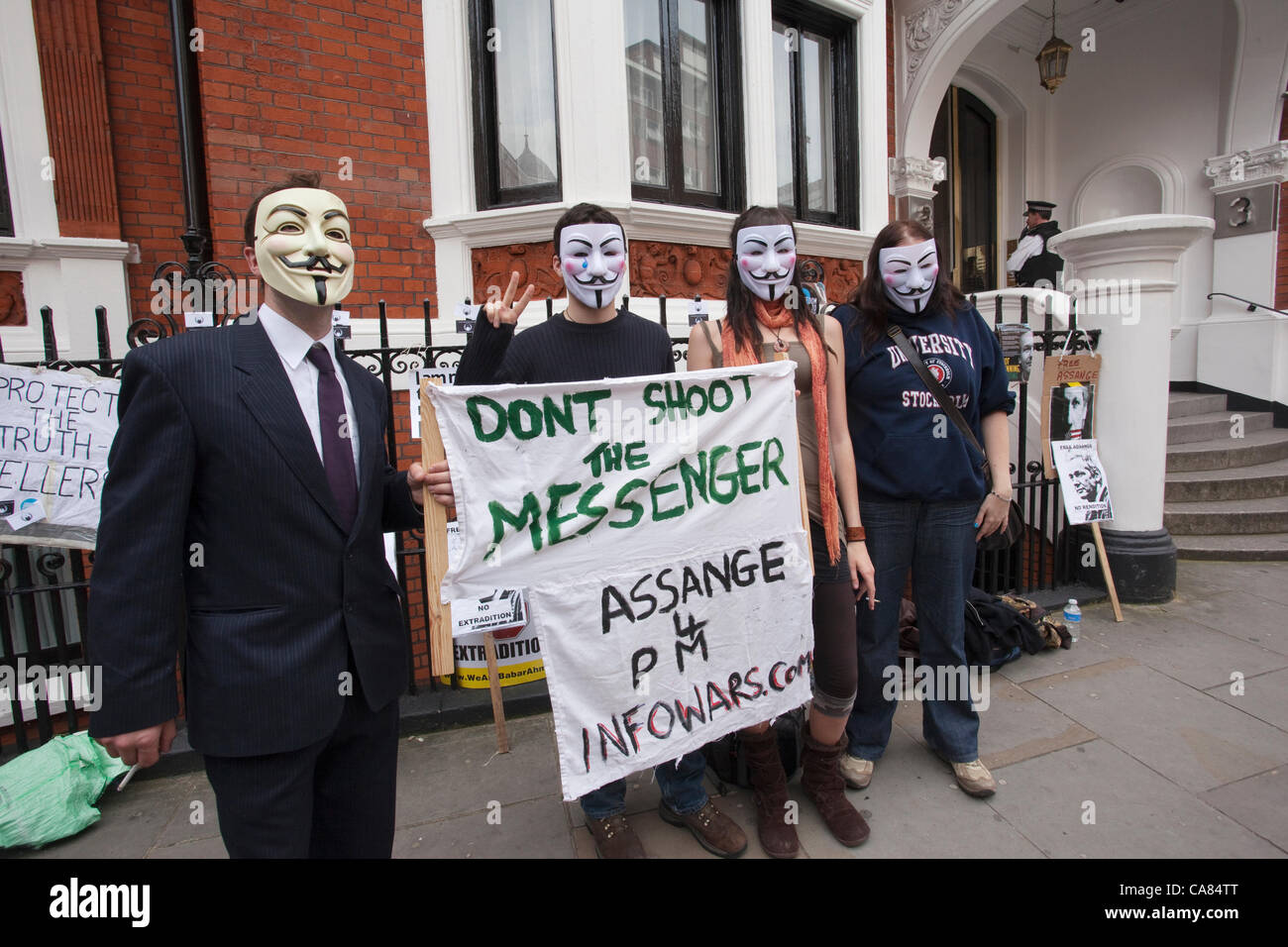 London, UK. 25 June, 2012. Protesters outside the Ecuador Embassy in London, as the asylum bid by Wikileaks founder Julian Assange continues and the Ecuadorean ambassador in London flies into Ecuador for talks with President Correa. Stock Photo