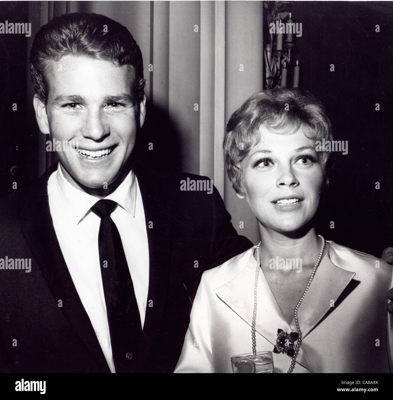 RYAN O'NEAL with Joanna Moore.(Credit Image: Â© Pt/Globe Photos/ZUMAPRESS.com) Stock Photo