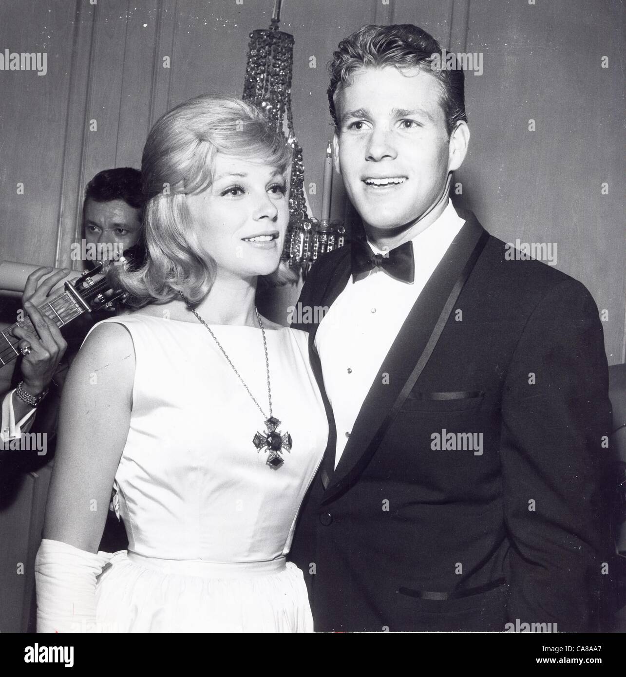 RYAN O'NEAL with wife Joanna Moore at Flying men premiere.Supplied by   Photos inc.(Credit Image: Â© Supplied By Globe Photos Inc/Globe Photos/ZUMAPRESS.com) Stock Photo