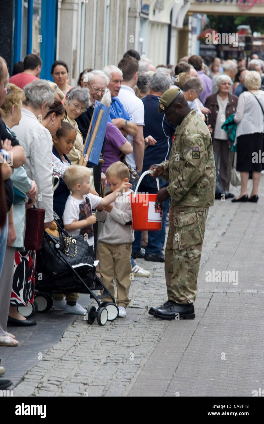 Worcester, England, UK. Wednesday 27th June 2012.  Soldiers collecting for charity on the streets of Worcester, England, as part of the homecoming parade for troops through the city. Stock Photo