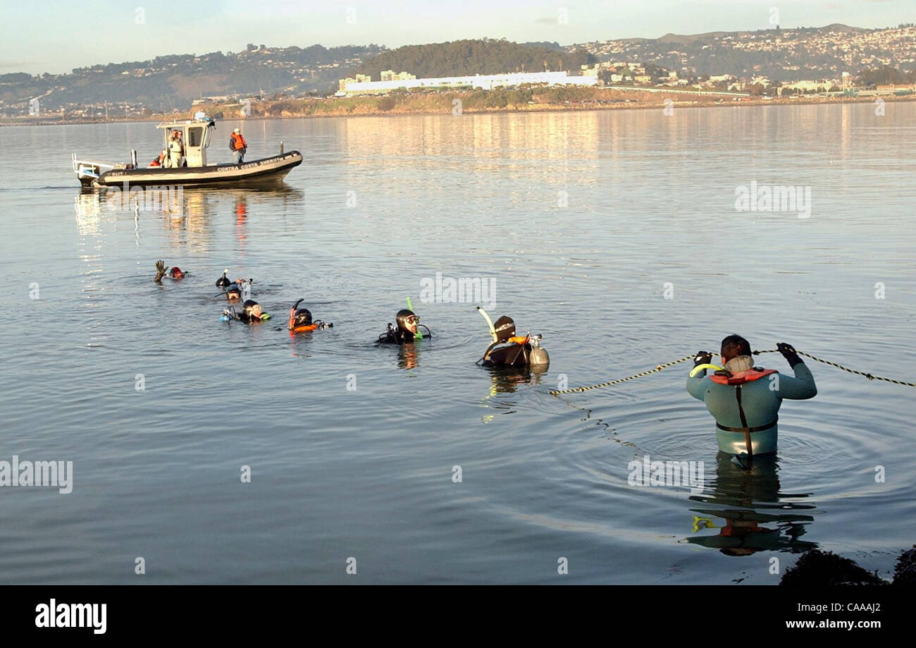 The Alameda County Sheriff's dive team searches the shoreline of Cesar Chavez park north of the Berkeley Marina late Saturday afternoon January 4, 2003 for Laci Peterson, the missing Modesto woman. (Contra Costa Times/Karl Mondon/January 4, 2003) Stock Photo