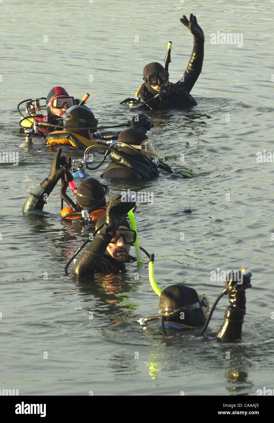 The Alameda County Sheriff's dive team prepares to dive along the shoreline of Cesar Chavez park north of the Berkeley Marina late Saturday afternoon January 4, 2003 searching for Laci Peterson, the missing Modesto woman. (Contra Costa Times/Karl Mondon/January 4, 2003) Stock Photo