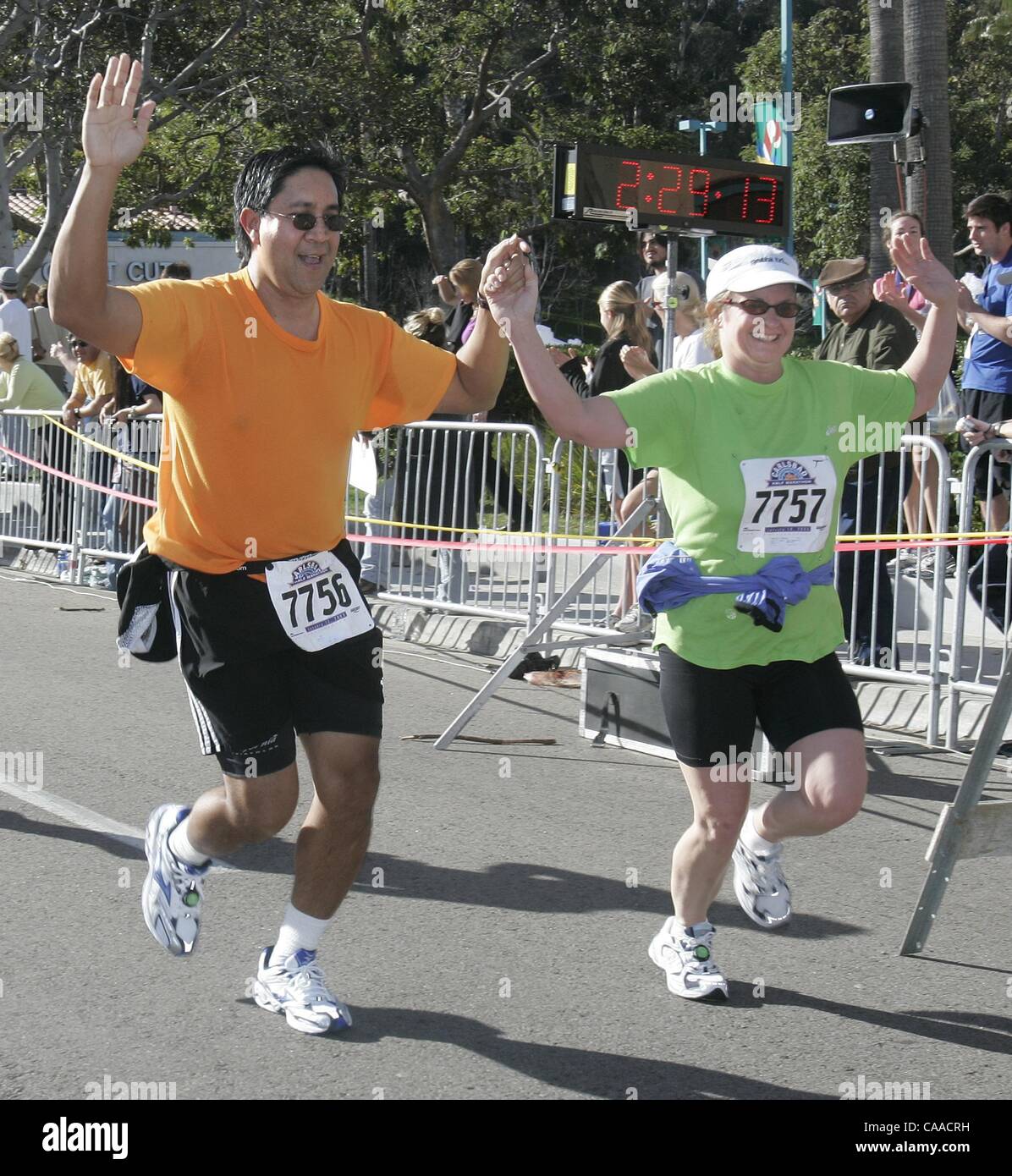 (PUBLISHED 01/22/2005, NC-20; NI-20)SLmarathon233643x002/Jan 16---Ron Ramirez and his wife Theresa from Vista join hands in victory after completing the Carlsbad Half-Marathon.  Photo/Scott Linnett Stock Photo