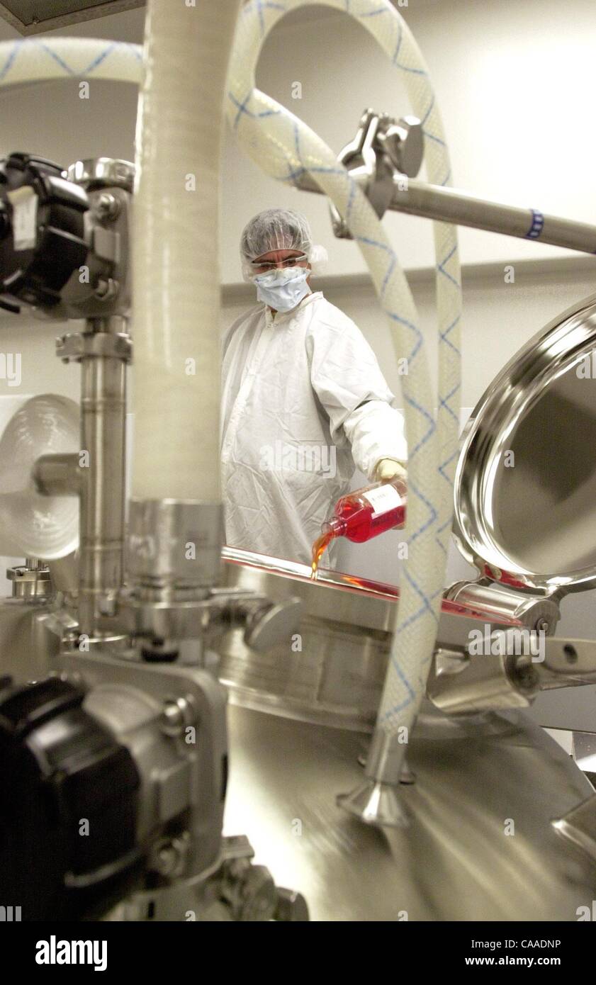 (Published 4/8/2004, NC-1, NI-1; UTS1800200) Cell culture operator Abe Gonzalez works in the Media Preparation room of the Cell Culture area at the Biogen IDEC's NICO Building in Oceanside on Friday. UT photo by Eduardo Contreras Stock Photo