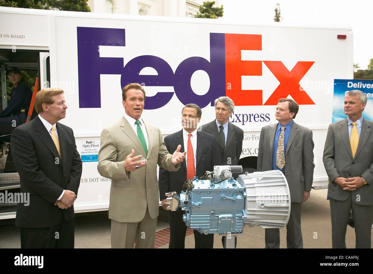 Mar 31, 2003; Sacramento, CA, USA; Environmental Defense, FedEx Express, and Eaton Corporation unveil new hybrid delivery trucks that emit 90% fewer emissions and go 50% further on a gallon of gas. (L to R: FedEx President and CEO David Bronczek, California Governor Arnold Schwarzenegger, Jim Sweetn Stock Photo