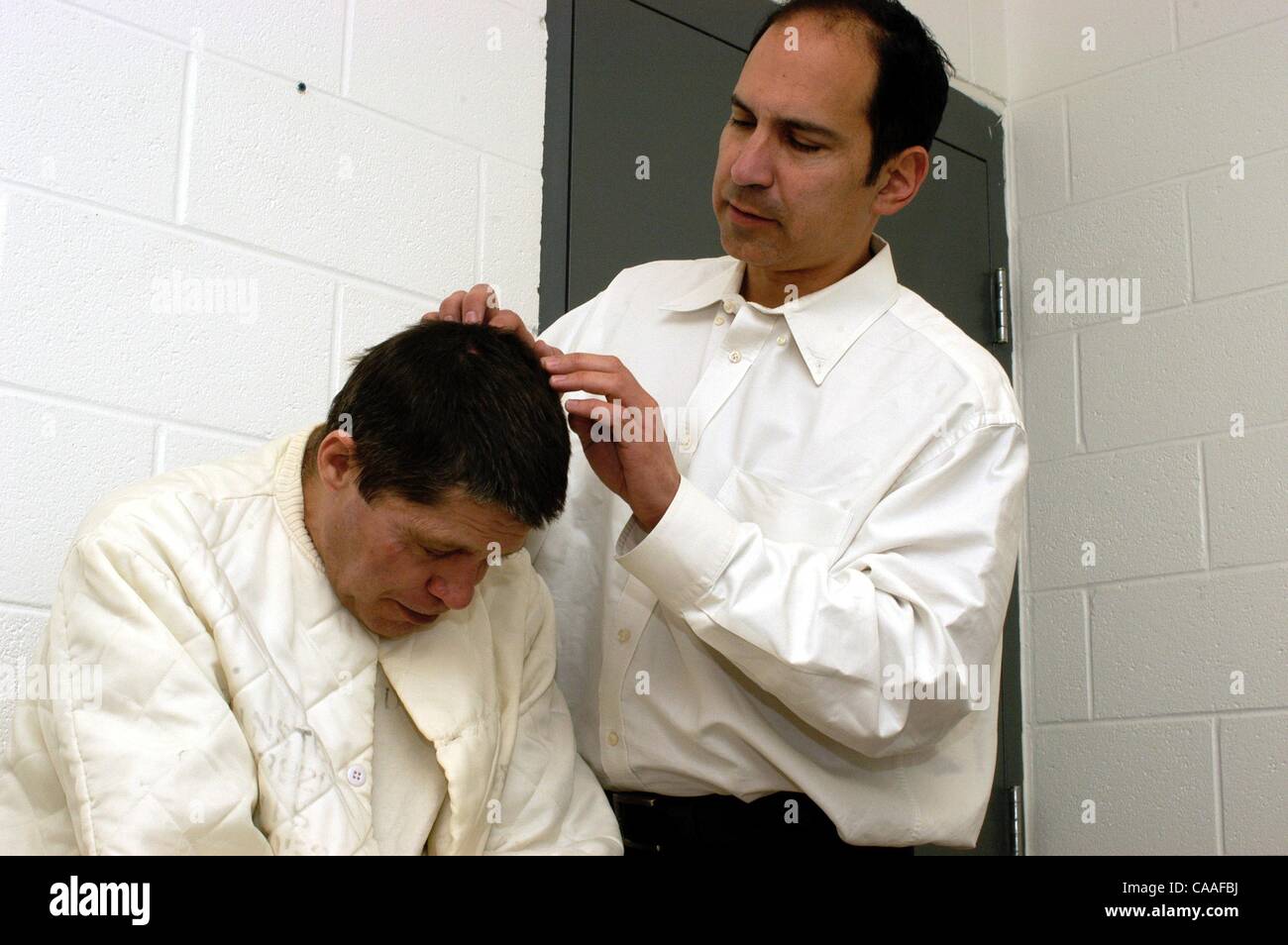 Mar 11, 2004 - Huntsville, AL, USA - Dr. STEVE TABET examines AIDs inmate at Limestone Prison. Dr. Stephen Tabet, MD, MPH, an infectious disease specialist, released a 60-page report addressing substandard medical care provided to HIV and AIDS infected prisoners confined at Limestone Correctional Fa Stock Photo