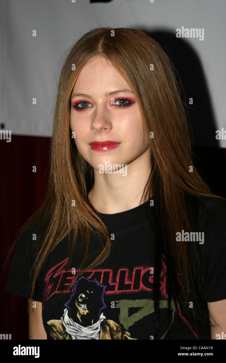Nov 04, 2003; Los Angeles , CA, USA; AVRIL LAVIGNE arriving at The