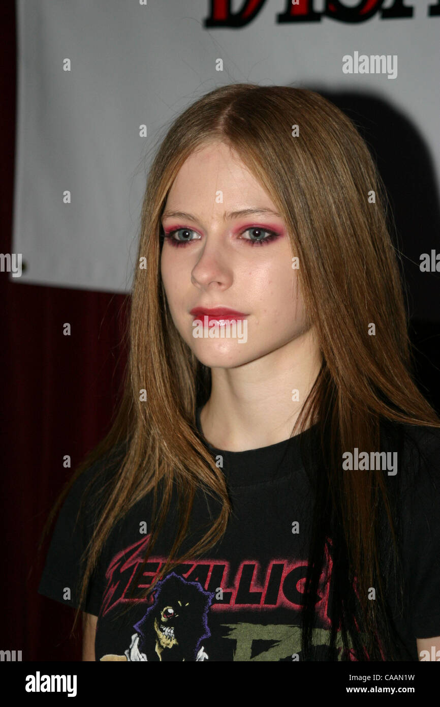 Nov 04, 2003; Los Angeles , CA, USA; AVRIL LAVIGNE arriving at The