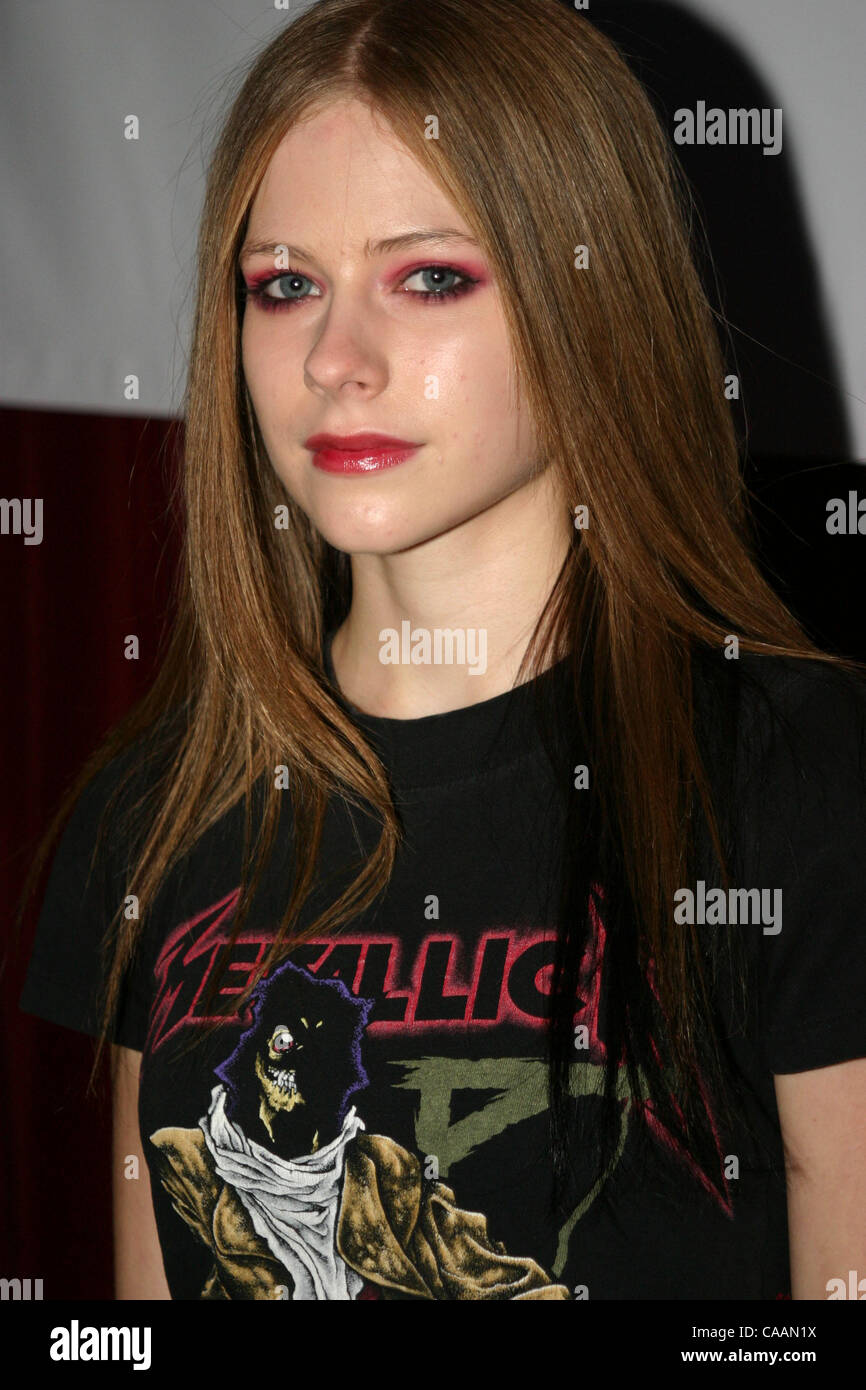 Avril lavigne 2003 hi-res stock photography and images - Alamy