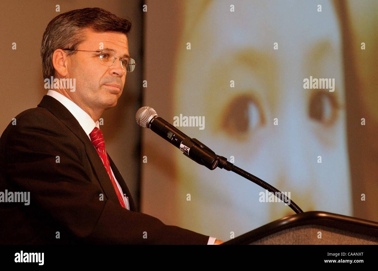 Dec 06, 2003 - Erlanger, Kentucky, USA - Kentucky Governor-elect ERNIE FLETCHER speaks to the crowd at a Pre-inauguration reception for political friends and campagn workers. (Credit Image: © Ken Stewart/ZUMA Press) Stock Photo