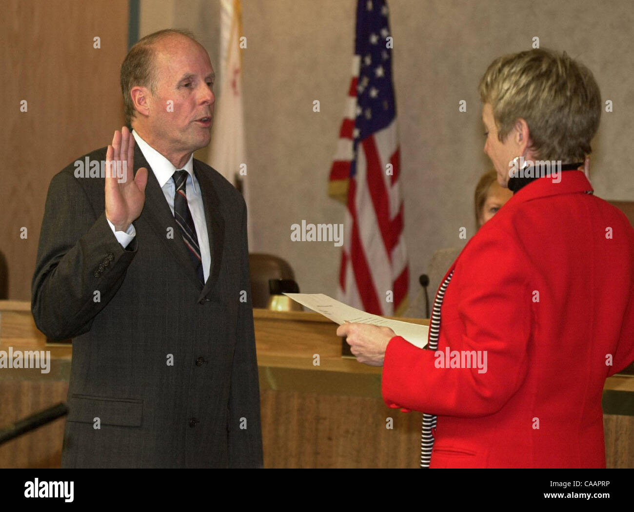 San Ramon's new City Council member Jim Livingstone, (left) a former planning commissioner and interim City Council member is sworn in by San Ramon City Clerk Judy MacFarlane (right) during a City Council meeting in San Ramon, Calif., on Tuesday, January 13, 2004. Livingstone, is replacing City Coun Stock Photo