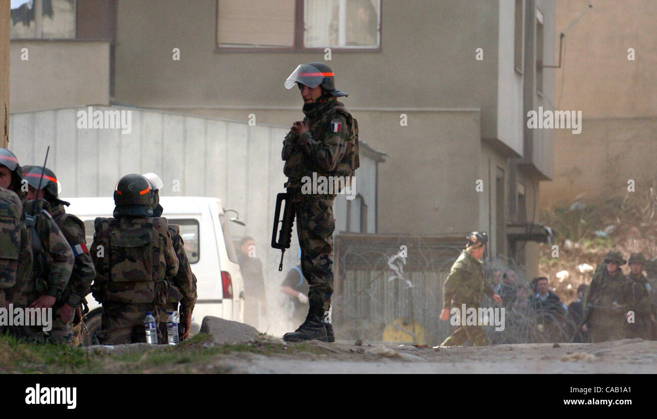 Mar 22, 2004; Kosovo, SERBIA; French soldiers, part of NATO-led peacekeepers in Kosovo (KFOR), providing security at the bridge in Kosovska Mitrovica, that divides this troubled city into North (controlled by Serbs) and South (controlled by Albanians). The bridge is blocked with KFOR troops and armo Stock Photo