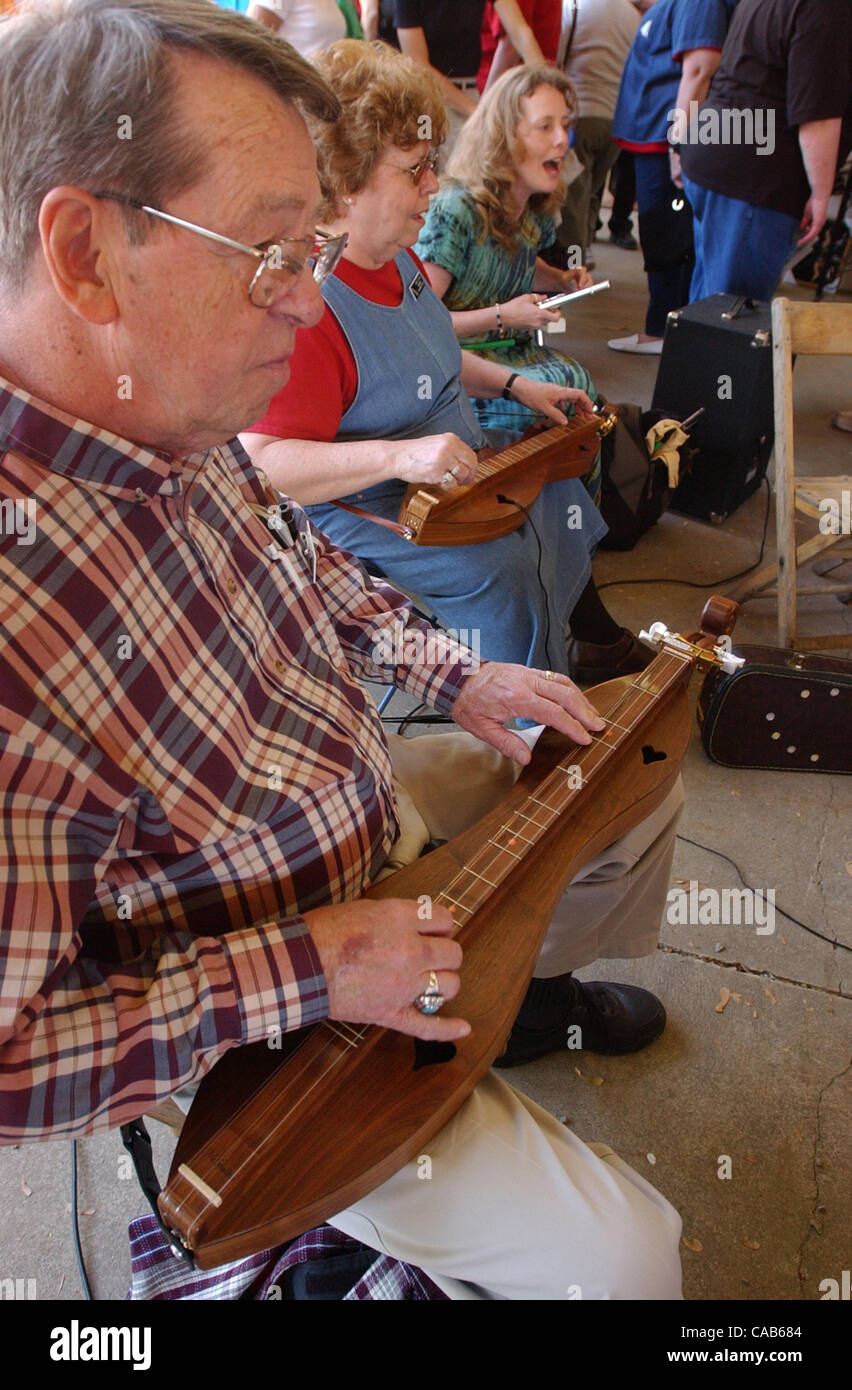 May 08, 2004 - Cincinnati, Ohio, USA - Members of The Cincinnati Dulcimer Society and BILL MERCER, of Wyoming Ohio, (foreground) participate with other musicians at the 35th annual Appalachian Festival at Coney Island. (Credit Image: © Ken Stewart/ZUMA Press) Stock Photo