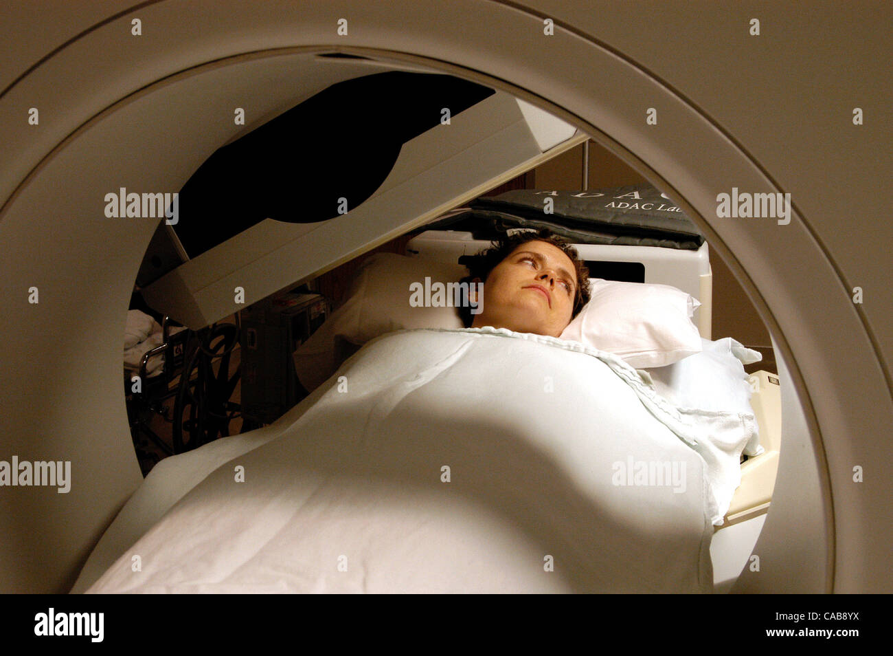 May 25, 2004; Marietta, GA, USA; Lung cancer patient JULIE GILMORE, 36, has a bone scan in the nuclear medicine department of Marietta Hospital. Stock Photo