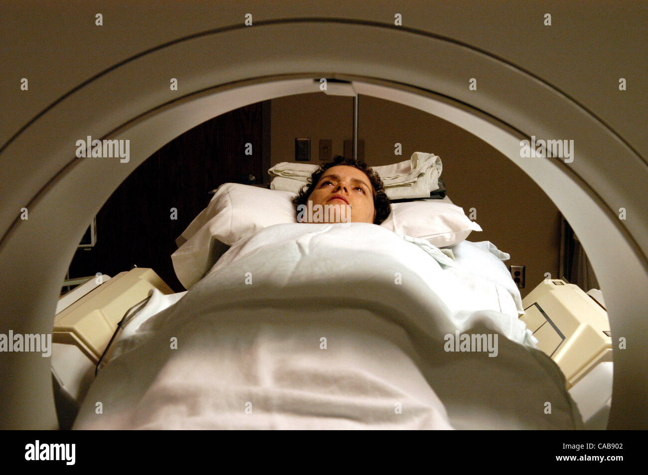 May 25, 2004; Marietta, GA, USA; Lung cancer patient JULIE GILMORE, 36, has a bone scan in the nuclear medicine department of Marietta Hospital. Stock Photo