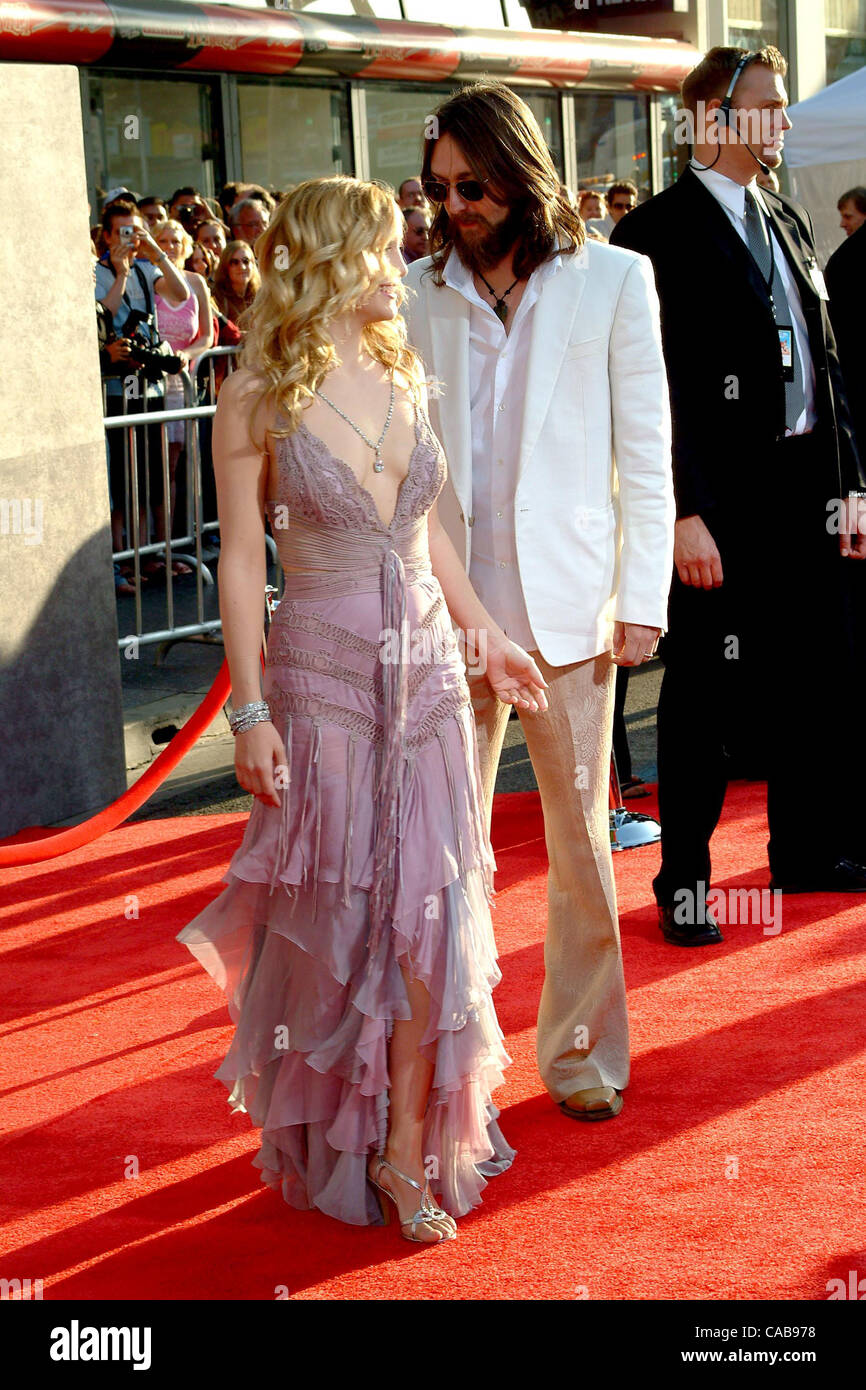May 27, 2004 - Hollywood, California, USA - Kate Hudson and Chris Robinson at Raising Helen Premiere. Stock Photo