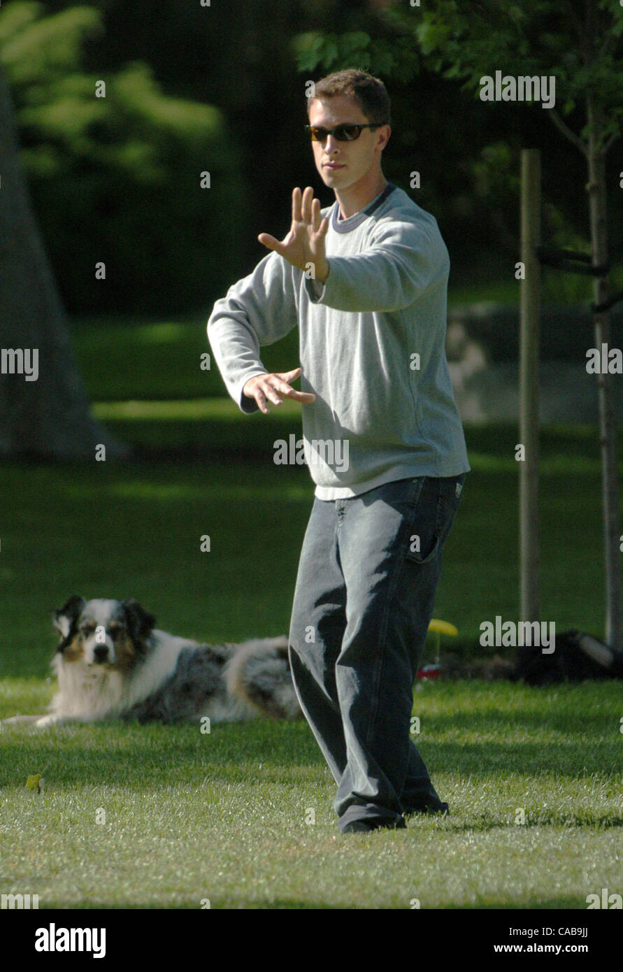 0902--Eric Book, 29, of Walnut Creek works on his technique before a Tai Chi class Thursday, May 20, 2004 at Civic Park in Walnut Creek, Calif.   The class, under the instruction of Jan Diepersloot, drew about 15 students. (FOR 24 HOURS WALNUT CREEK)  (Contra Costa Times/Bob Pepping) Stock Photo
