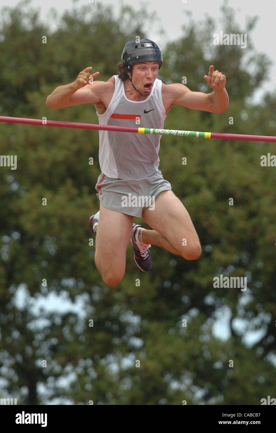 U.S. pole vaulter Toby Stevenson reacts to clearing the bar on his winning attempt in the pole vault during the Payton Jordan U.S. Open Track and Field Invitational held on Stanford University's Cobb Track and Angell Field in Palo Alto, Calif. on Monday, May 31, 2004. (Contra Costa Times/Dan Honda) Stock Photo