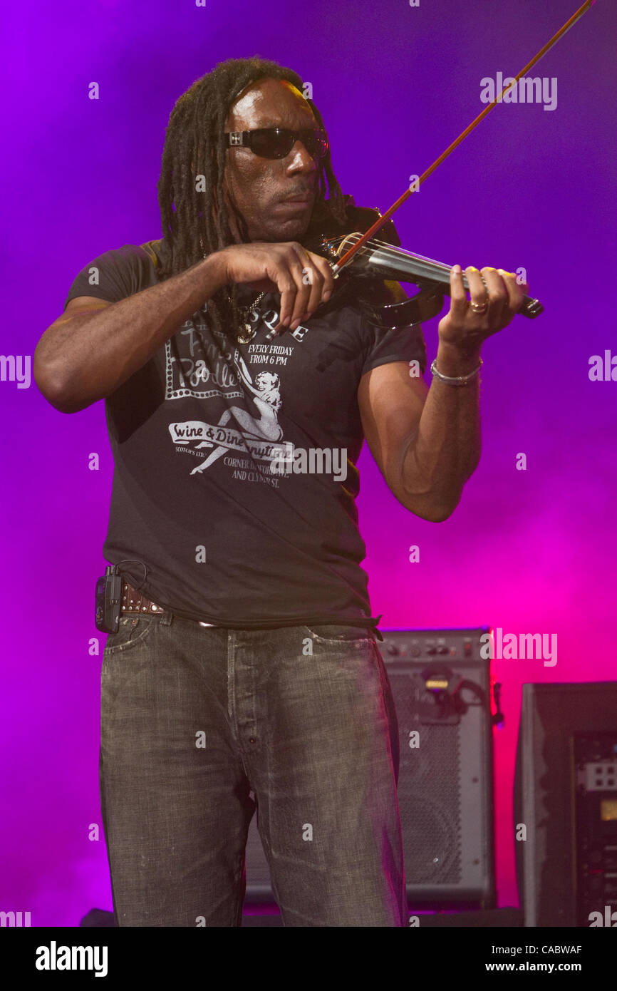 Dave matthews band violinist boyd hires stock photography and images