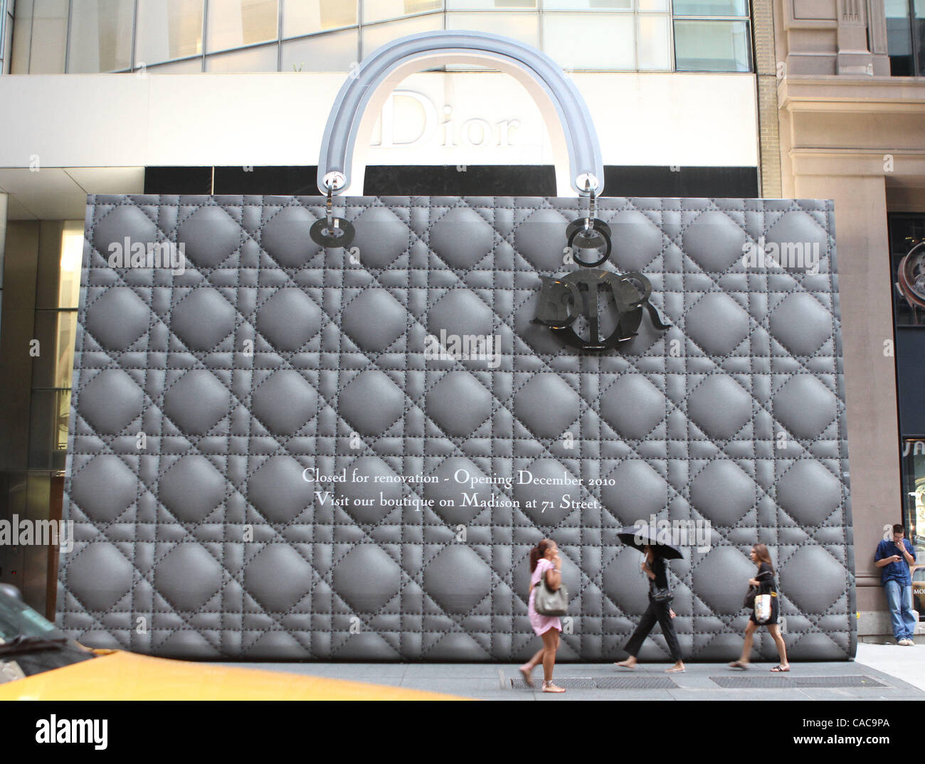 A giant purse of Dior store on East 57th. St. where pedestrians trying to  cover themselves from the rain today in Manhattan. Photo Credit: Mariela  Lombard/ZUMA Press Stock Photo - Alamy