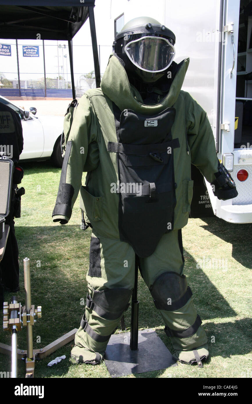 Bomb disposal suit hires stock photography and images Alamy