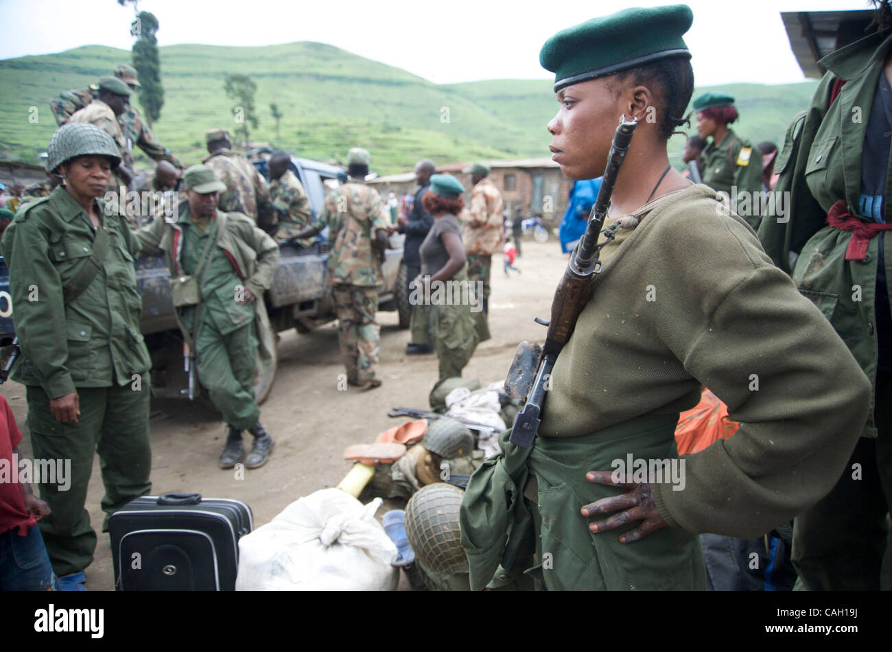 Female soldiers of FARDC with Rwandan soldiers and CNDP, Mushake, Democratic Republic of Congo Stock Photo