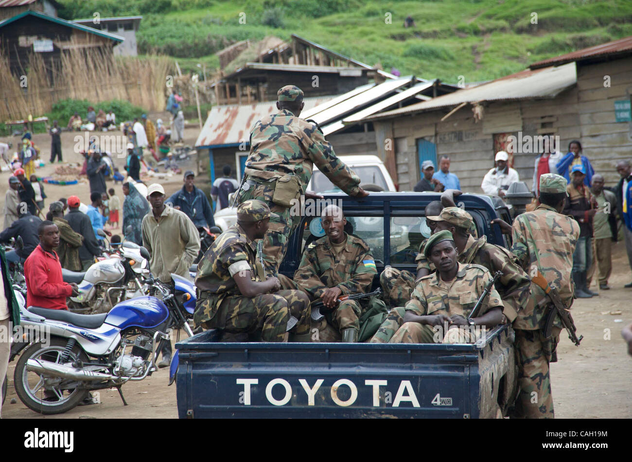 Congolese government troops with Rwandan soldiers and CNDP on the move in Mushake, Democratic Republic of Congo Stock Photo