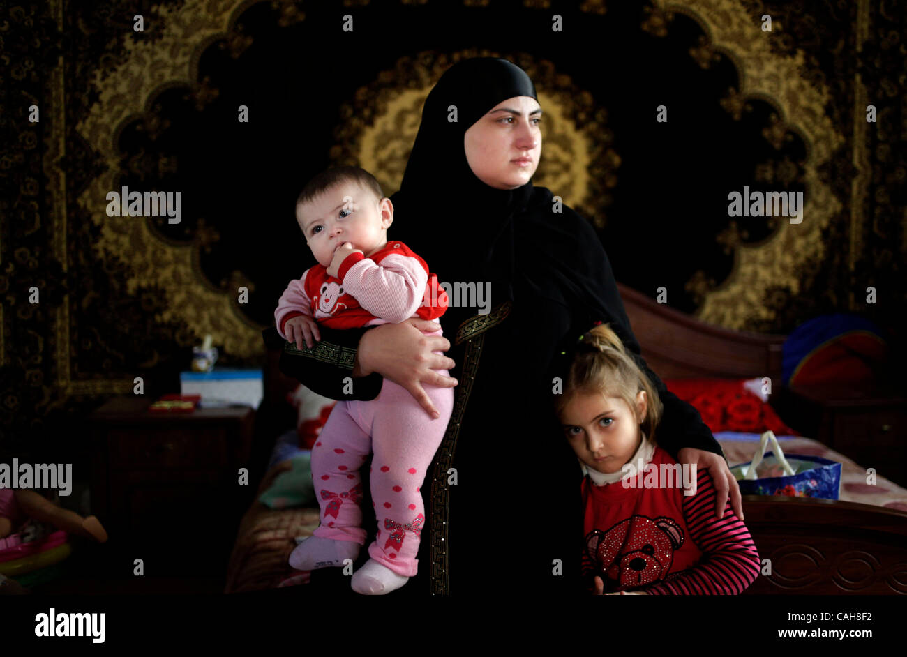 Дочь чеченца. Мусульманка с ребенком. Мусульманская женщина с ребенком. Чеченская женщина с ребенком. Чеченка с ребенком.