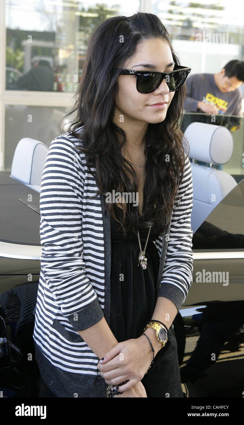 West Hollywood, 2008-1-17 / Actress VANESSA HUDGENS pumping gas