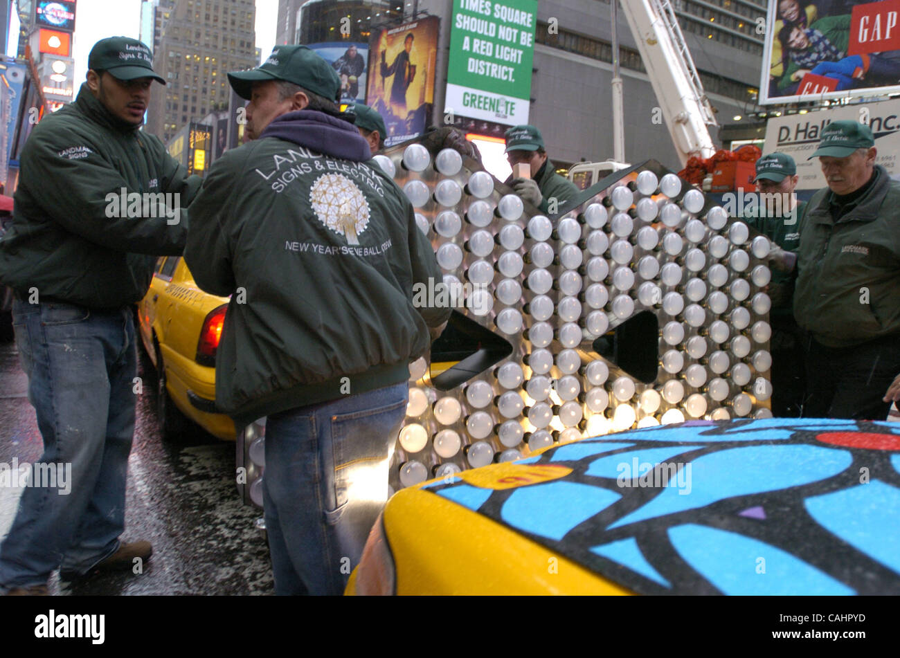Dec 13, 2007 - Bronx, NY, USA - In Times Square workers carry the 500-pound, brand new seven foot tall numeral '8' that will complete the '2-0-0-8' sign as the Times Square New Year's Eve Ball descends high atop One Times Square on December 31st travels by subway for the first time ever from the fac Stock Photo