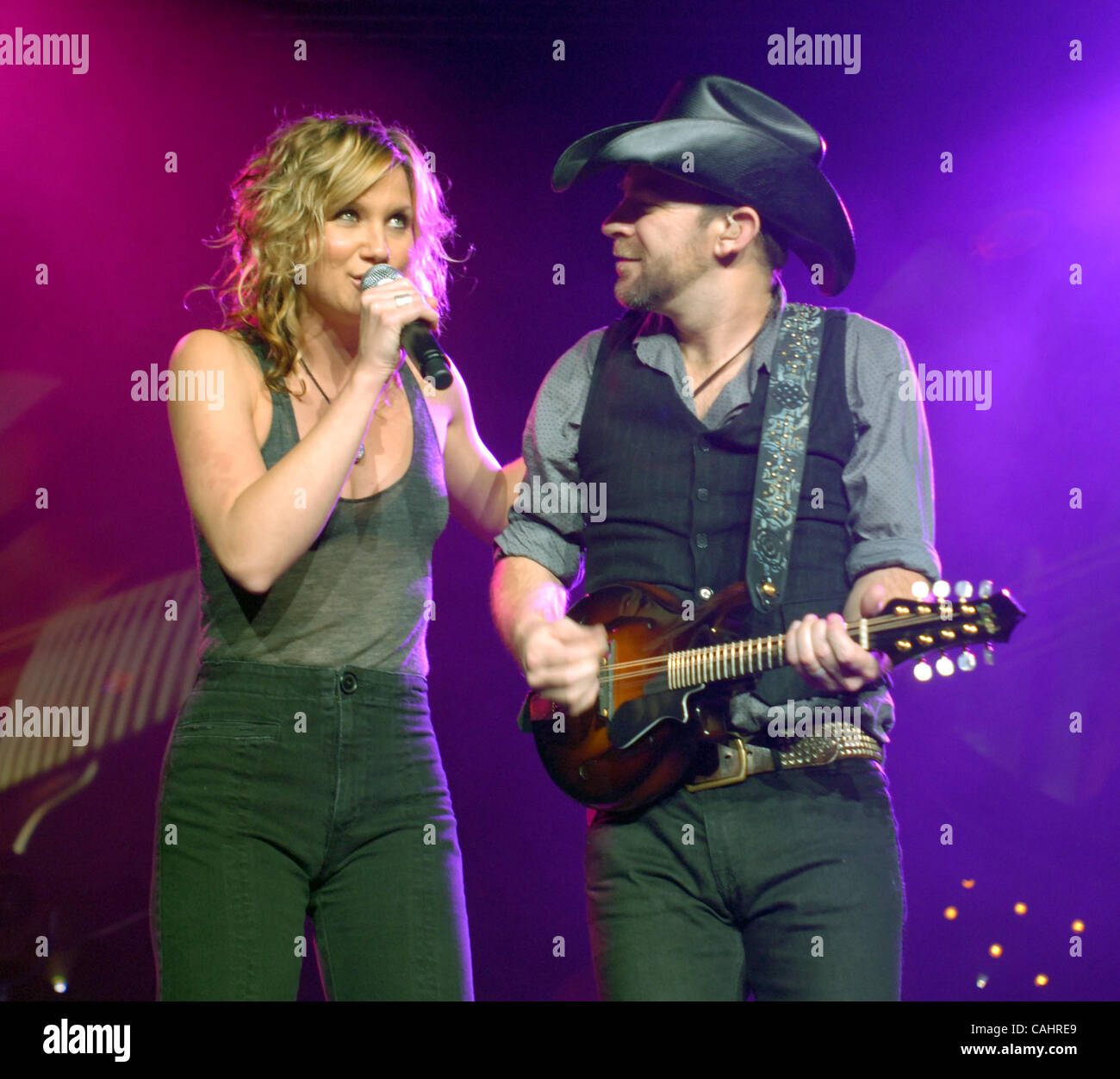 Dec 13, 2007 Fayetteville, North Carolina, USA (LR) Singer(02)