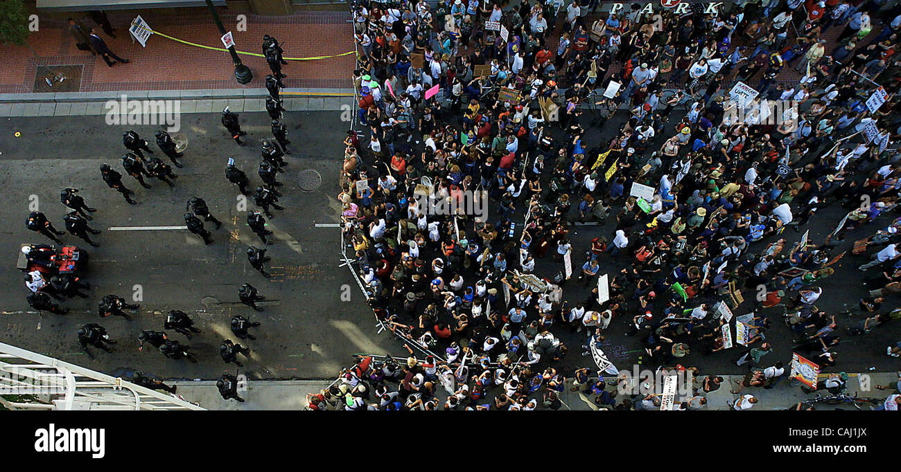 Jan 01, 2008 - Portland, Oregon, U.S. - Riot Police and protestors come ...